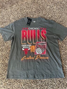 NBA Chicago Bulls Gray Graphic Tee - Red & Orange Print Original Use Size M NWT